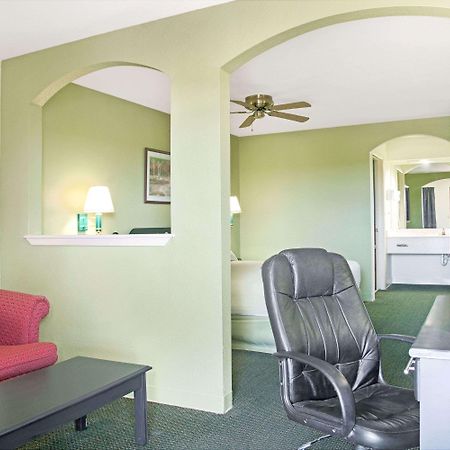 Days Inn By Wyndham El Campo Tx Exterior photo