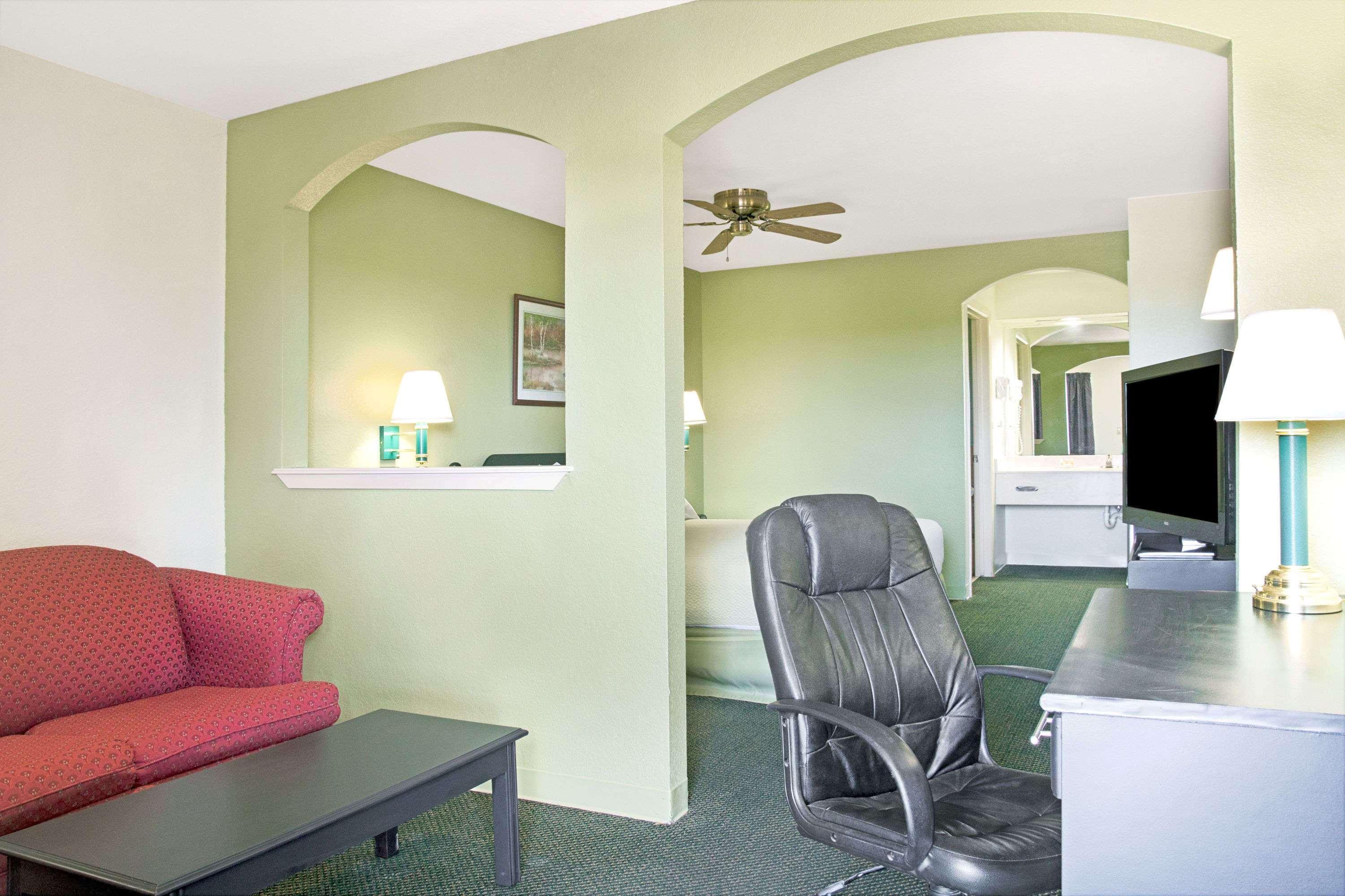 Days Inn By Wyndham El Campo Tx Exterior photo